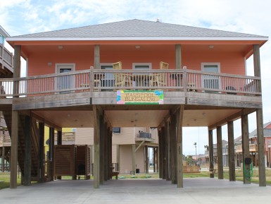 Barstool Bungalow, Vacation Rental in Crystal Beach, TX